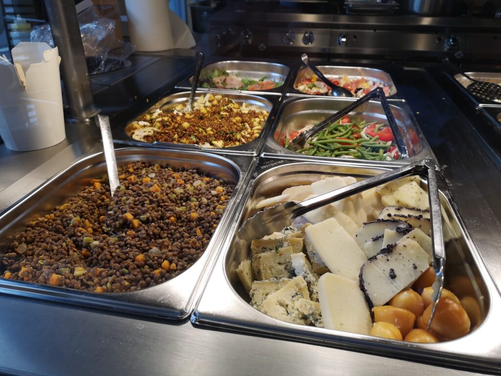 Étalage d'accompagnements pour la préparation des assiettes à La Focacceria