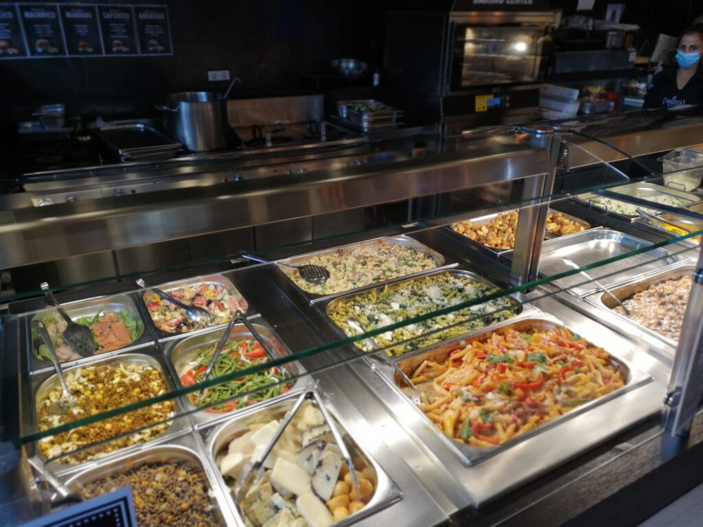 Étalage des différents composants utilisés pour préparer les assiettes à La Focacceria