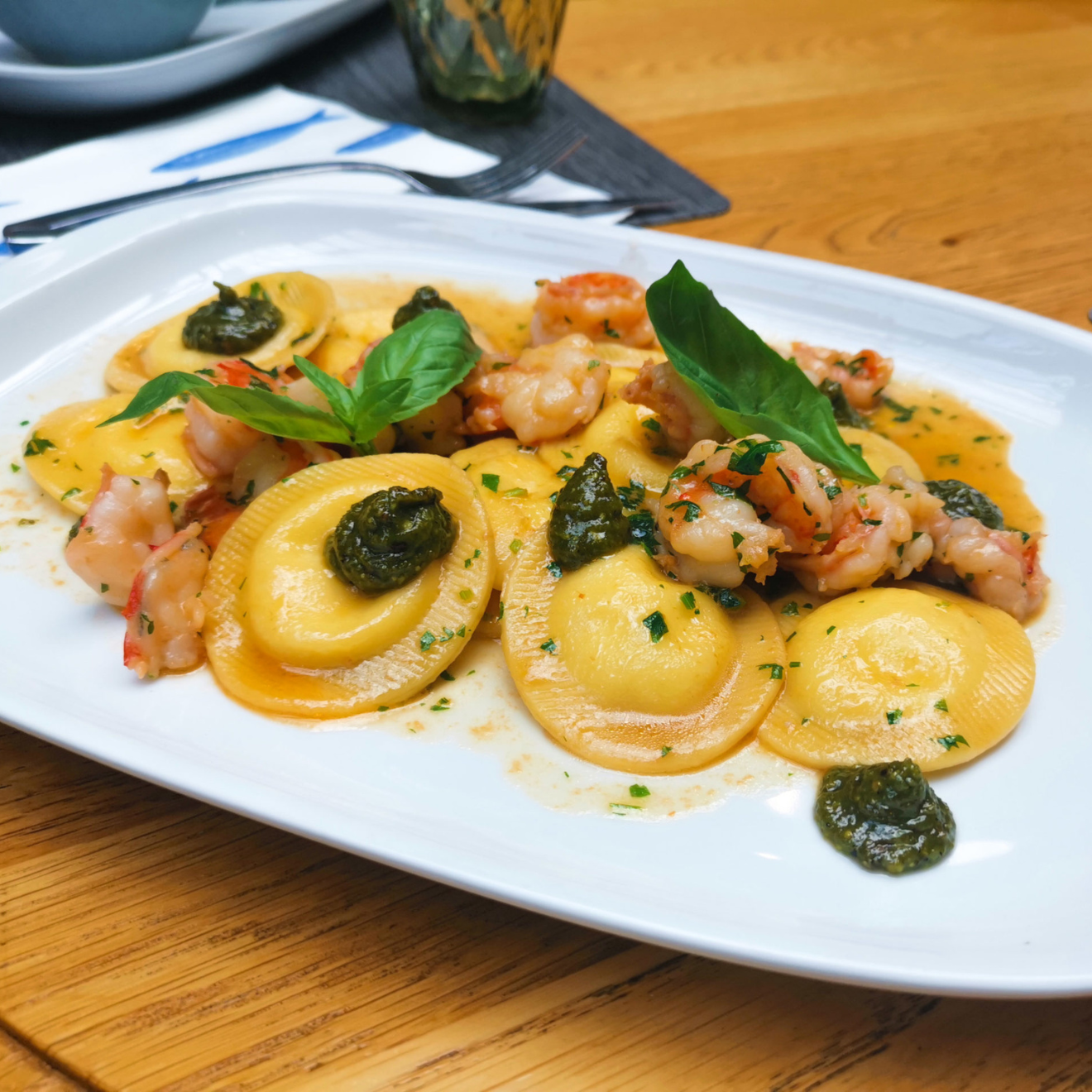 Plat de pâtes farcies aux crevettes, sauce délicate et garniture