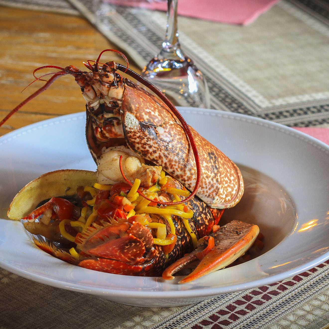 Homard entier cuit présenté avec garnitures