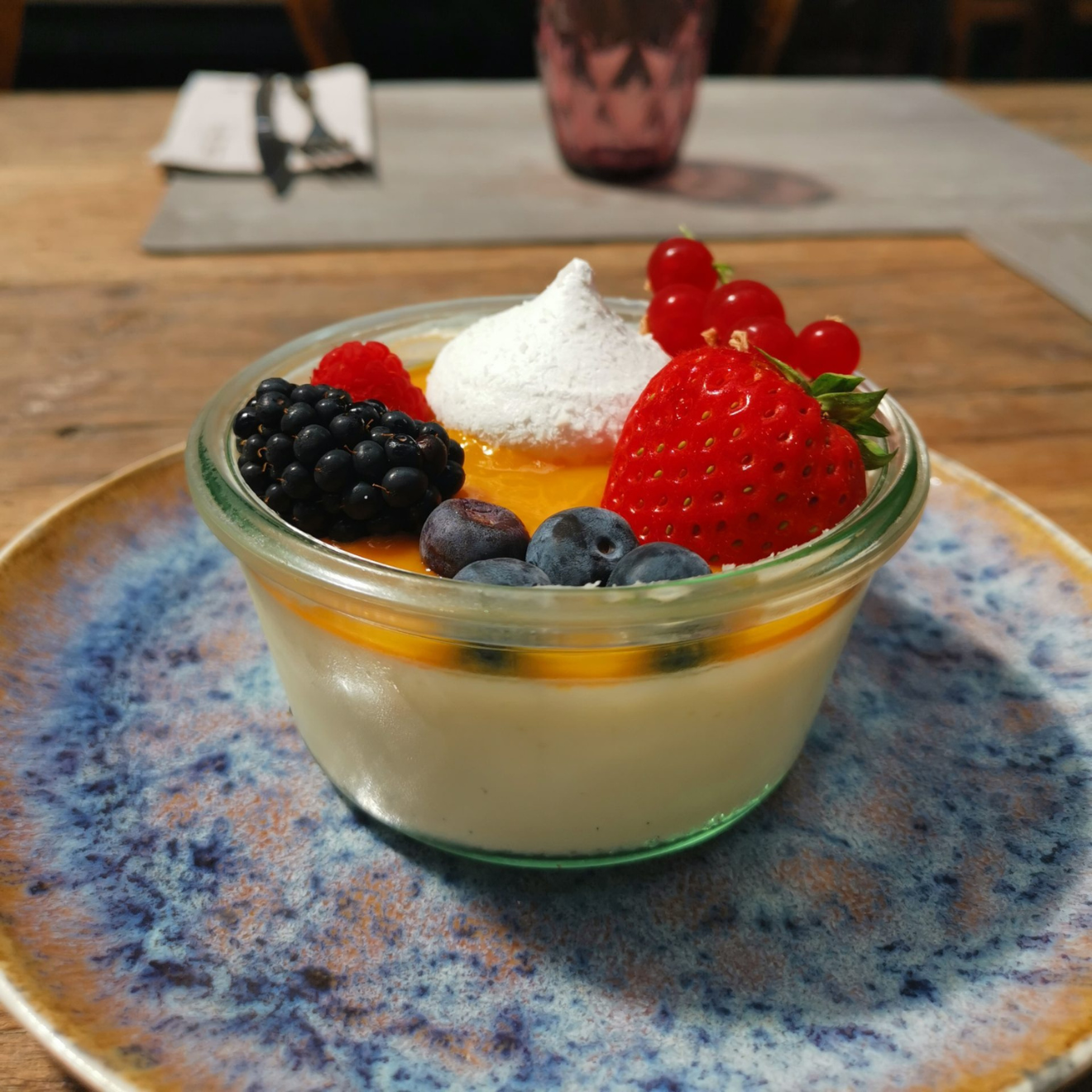 Dessert aux fruits frais avec mûres, myrtilles, framboises et groseilles