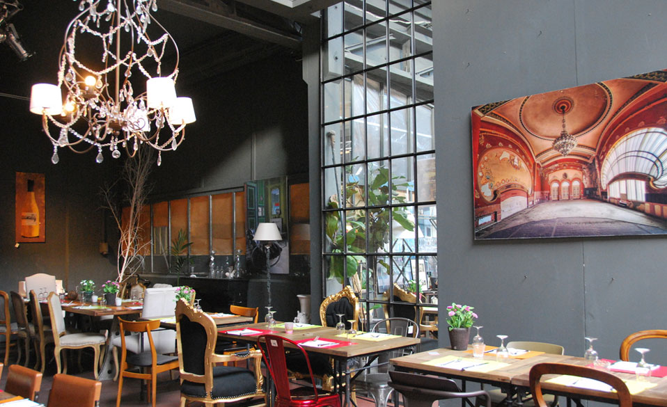 Intérieur de la salle du restaurant Come à la Maison à Luxembourg, vue sur les tables et la décoration