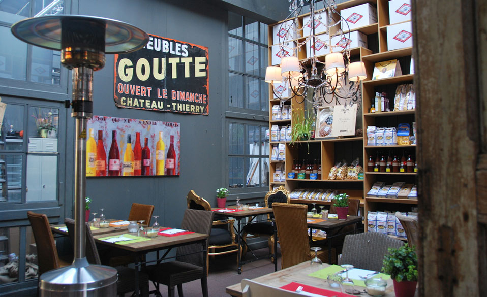 Intérieur de la salle du restaurant Come à la Maison à Luxembourg, vue sur les tables et la décoration