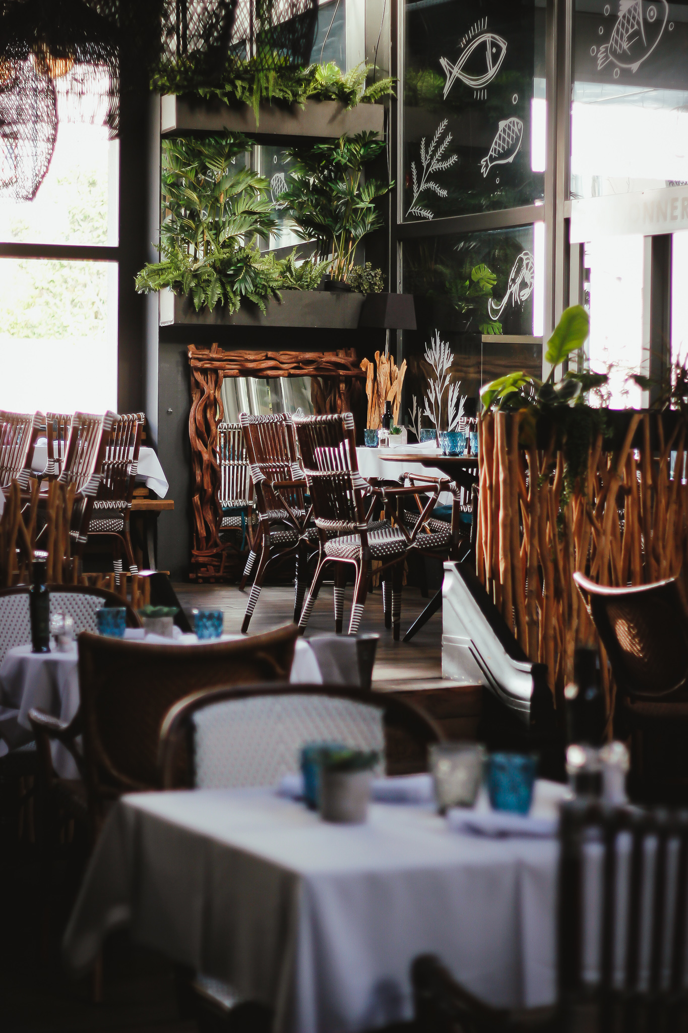 Salle de restaurant décorée sur le thème de la mer à Come à la Maison