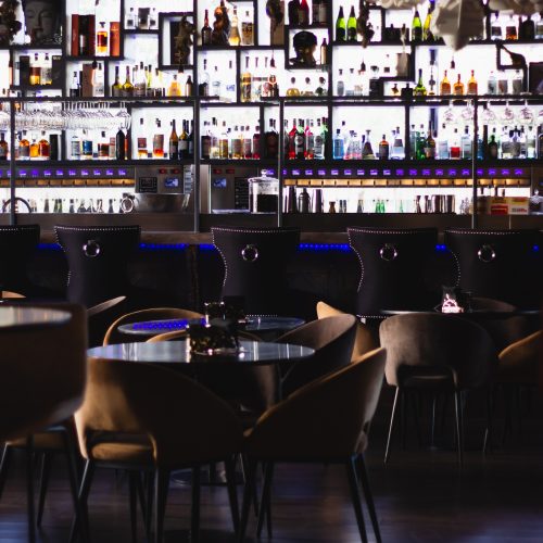 Bar à vin avec une large sélection de bouteilles exposées