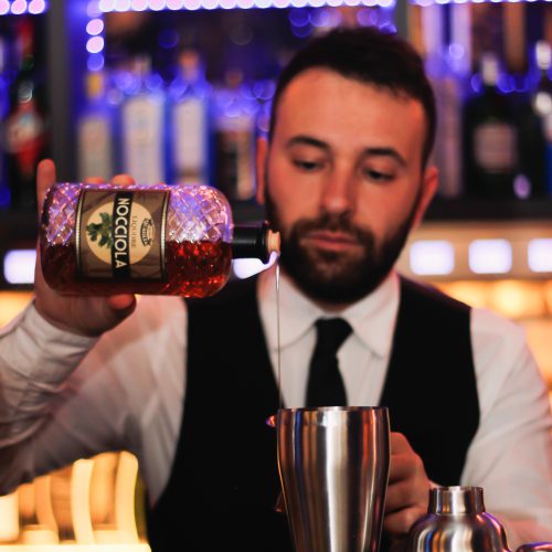 Barman en train de préparer un cocktail au bar