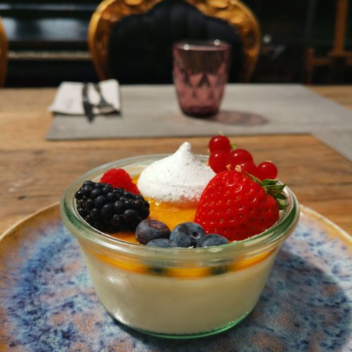 Dessert aux fruits frais avec mûres, myrtilles, framboises et groseilles