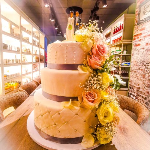 Pièce montée à trois étages décorée pour un mariage