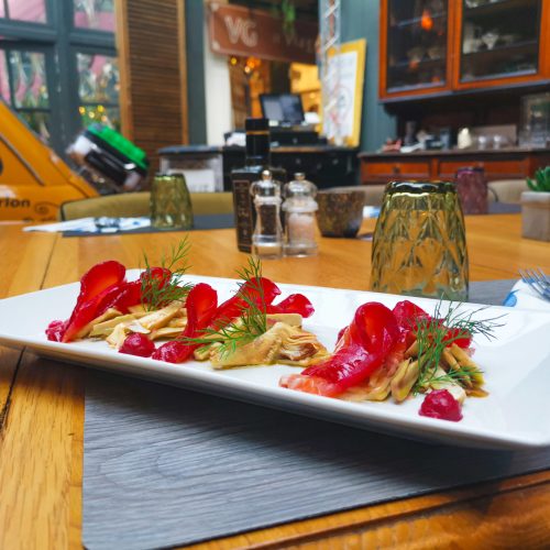 Plat italien servi sur une table du restaurant Come à la Maison