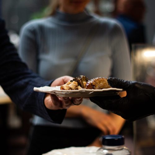 Passage d’une assiette d’une main à une autre, symbolisant le service